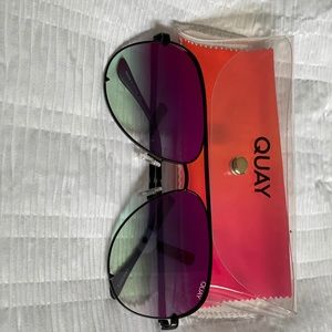 Quay sunglasses high key black/pink